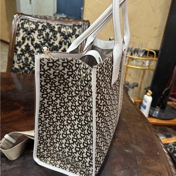 NWT DKNY Carlita LG Book Tote Handbag $228 Retail Price DEFECTIVE CLASP - Picture 5 of 8